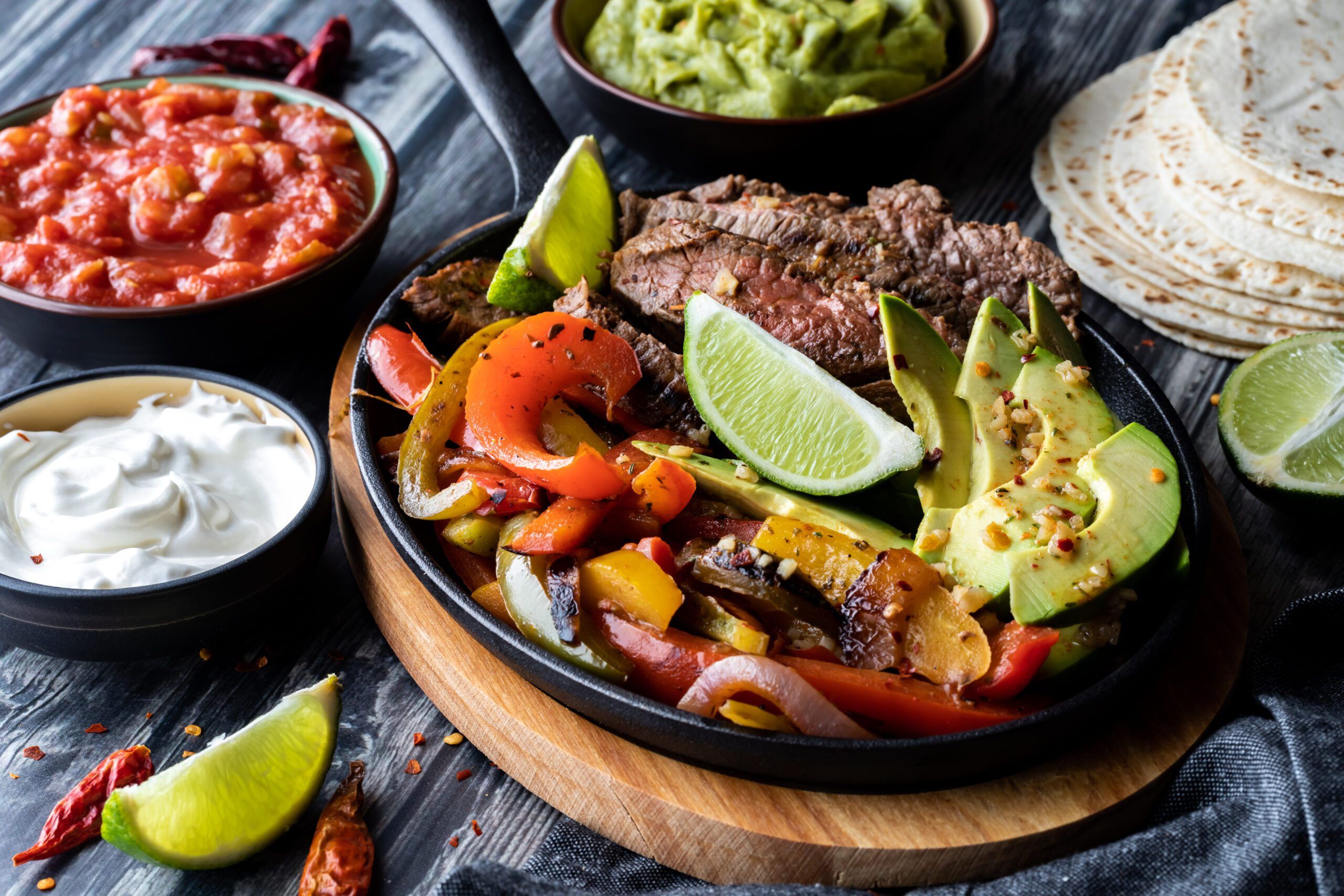 Close,Up,Of,A,Cast,Iron,Skillet,Filled,With,Fajita